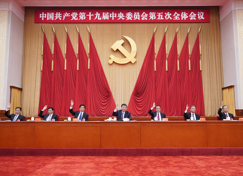 中國(guó)共產(chǎn)黨第十九屆中央委員會(huì)第五次全體會(huì)議，于2020年10月26日至29日在北京舉行。這是習(xí)近平、李克強(qiáng)、栗戰(zhàn)書(shū)、汪洋、王滬寧、趙樂(lè)際、韓正等在主席臺(tái)上。新華社記者 王曄 攝